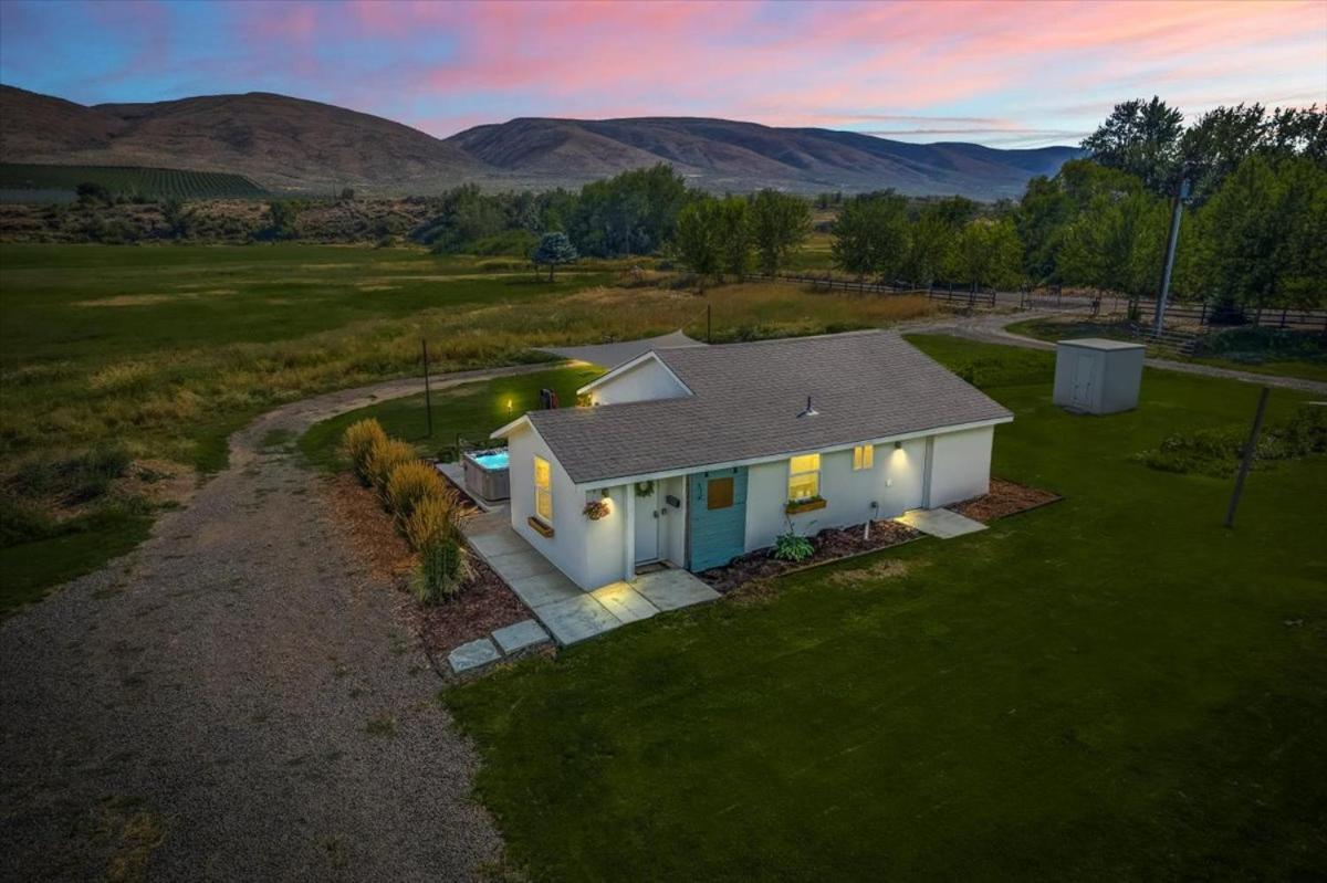 The Ahtanum Cottage - New Hot Tub And Great Views! Якима Экстерьер фото